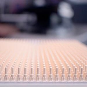 Für Ingenieurskunst im Mikrometerbereich stehen diese Isolierhülsen aus Keramik. Hier direkt nach dem 3D-Druck (sogenannte Grünteile). Sie kommen mit Wandstärken feiner als ein menschliches Haar und sind für die industrielle Serienfertigung ausgelegt.  (Bild: Sinto Advanced Ceramics)