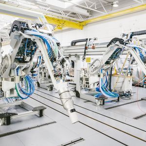 Bild 1: Robotermontage bei Dürr