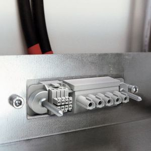 Bild 5: Steckverbinder mit Führungszapfen im Rack; aufgrund der besonderen Kontaktgeometrie der Batteriesteckverbinder sind Installationsfehler ausgeschlossen (horizontale und vertikale Toleranzen werden ebenso zuverlässig ausgeglichen wie sphärischer Winkelversatz).(Bild:  Phoenix Contact)