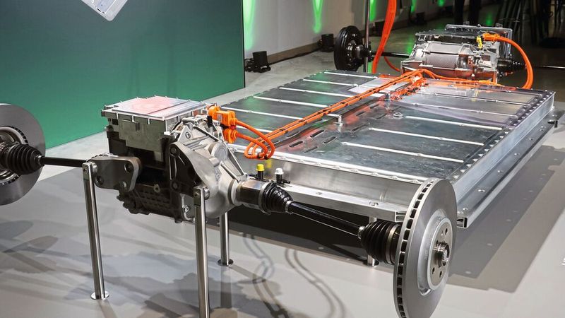 Der Modulare Elektrobaukausten ist ein zentrales Element für VW im Wettstreit mit Tesla. Im Bild zu sehen ist die Bodengruppe des Skoda Enyaq.(Bild:  Grimm/»kfz-betrieb«)