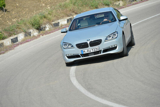 Die Fahrleistungen sind hervorragend: Schon das Einstiegsmodell schafft es in 5,4 Sekunden aus dem Stand auf Tempo 100. (Foto: BMW)
