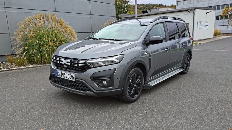 Gut 1.000 ganz junge Dacia Jogger müssen für einen Schraubenersatz in die Vertragsbetriebe.(Bild:  Sven Prawitz/Vogel Communications Group)