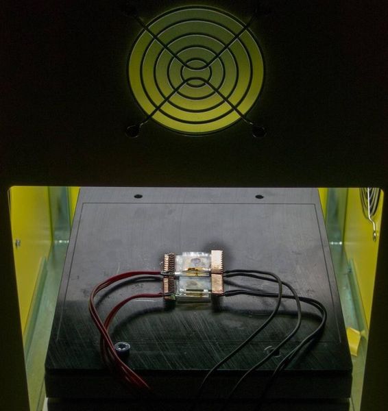 Abb. 2: Farbstoffsolarzellen im Test unter einer künstlichen Sonne. (Bild: Universität Basel/Edwin Constable)