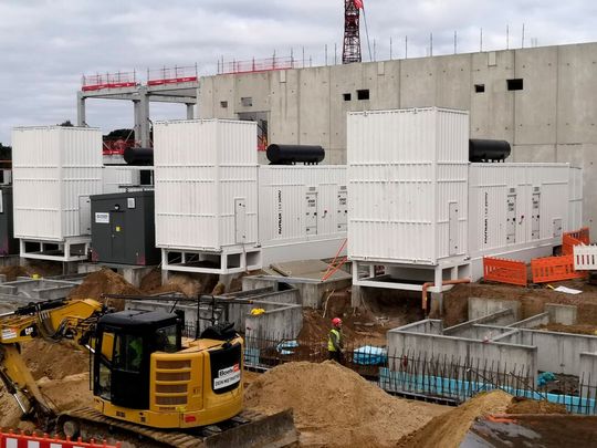 Hier entsteht ganz offensichtlich ein größeres Rechenzentrum. Kohler liefert das Stromaggregat verpackt in einem Container. (Bild:  Kohler)