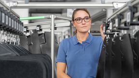 Mit Hängefördertechnik stellen Sie Material in der Intralogistik einfach effizienter bereit. Das item Hängefördersystem ist die perfekte Lösung für einen reibungslosen Materialfluss.  (Bild: item)