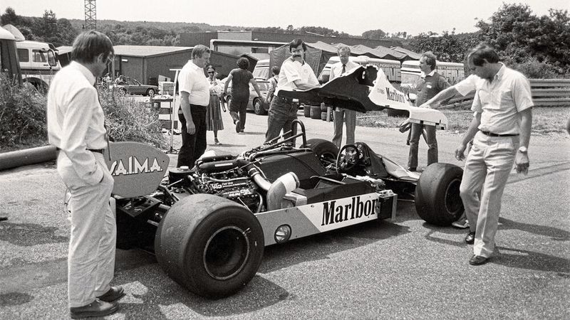 Porsche-Power für den McLaren MP4 Formel 1. Teamchef Ron Dennis (r.), Rennleiter Peter Falk (3. v. r.) und Motorenkonstrukteur Hans Mezger (l.) 1983 an der Strecke. Über ein Jahrzehnt zuvor fährt Vic Elford den 908/03 für 1970 in Weissach. (Bild: Porsche AG, McKlein Photography)