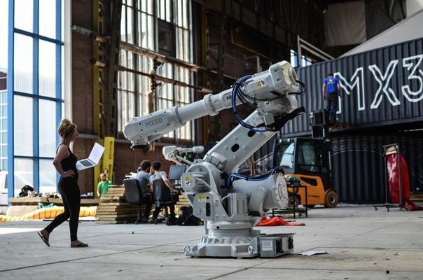 Roboter MX3D mit 3D-Drucker für Stahl: Zwei Monate sollen zwei Roboter benötigen, um eine Fußgängerbrücke über eine Gracht in Amsterdam zu bauen. 2017 soll die Stahlbrücke entstehen. Foto: (Bild: Adriaan de Groot)