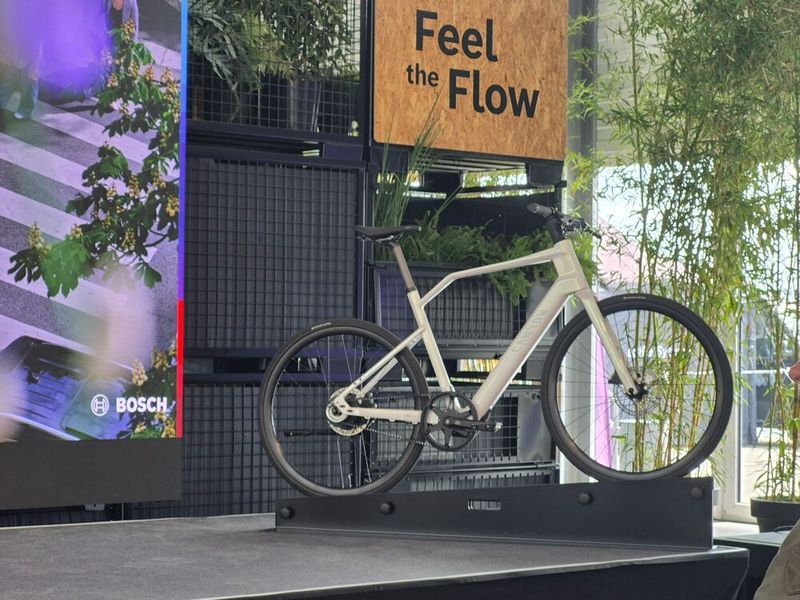 Perfekte Symbiose: Das leichte Canyon E-Urban-Bike Roadlite:ON CF mit neuem Bosch Motor und Akku.  (Bild: Stefanie Eckardt)
