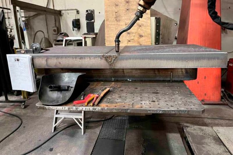 Per Schweißroboter werden die von Hand gehefteten Bauteile verschweißt. (Bild:  Jebens)