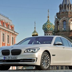 BMW hat sein 7er-Flaggschiff zur Lebensmitte gründlich überarbeitet.