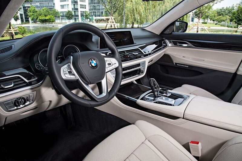 Auch im 740Le bietet BMW gediegene Luxuswelten. (BMW)