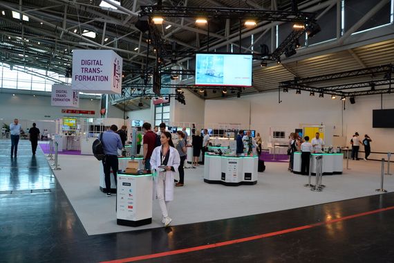 An fünf Hands-on-Inseln auf der Sonderschau Digitale Transformation konnten Analytica-Besucher zukünftige Laborarbeiten live erleben. (Bild: LABORPRAXIS/Platthaus)