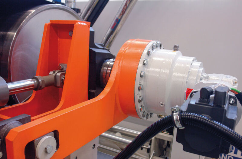 Neben den Standard-Drehmomentstützen wie im vorderen Bereich der Doppelbandanlage lassen sich die SIP-Getriebe auch mit speziellen Konstruktionen verbinden wie im hinteren Teil der Anlage mit Gleitstück. (Siemens)