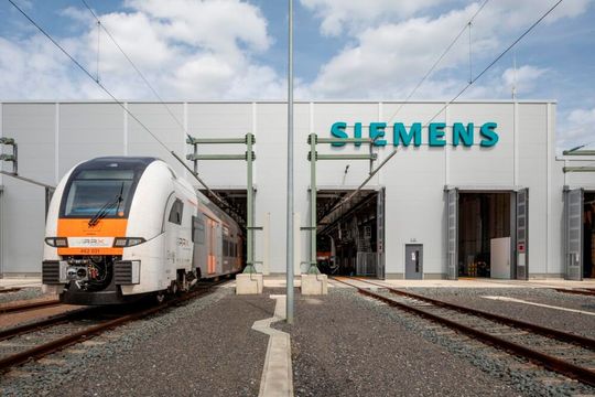 Für die Bahntechniksparte Siemens Mobility von Siemens kommen bessere Zeiten! Denn zum einen wurde dem Werk in Allach in München mehr Kapazität geschenkt und im Zuge dessen wird es gleich noch zum Hauptsitz der Sektion.(Bild:  Siemens)