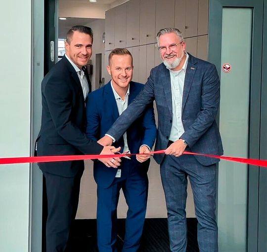 Alexander Grothues, Head of Repair and Supply Chain — Mechatronics CNC; Roman Gaida, Head of Division EMEA — Mechatronics CNC; Sven Mülleneisen, Head of European Customer Support — Mechatronics CNC (from left to right) at the grand opening of the new service centre. Alexander Grothues, Head of Repair and Supply Chain — Mechatronics CNC; Roman Gaida, Head of Division EMEA — Mechatronics CNC; Sven Mülleneisen, Head of European Customer Support — Mechatronics CNC (from left to right) at the grand opening of the new service centre.