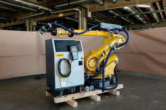 Einige moderne, gut erhaltene Roboter- und Linearachs-Systeme eines deutschen Automobilherstellers können bei Surplex noch bis morgen erworben werden! Darunter sind Fanuc-Roboter, wie dieser R-2000iB.(Bild:  Surplex)
