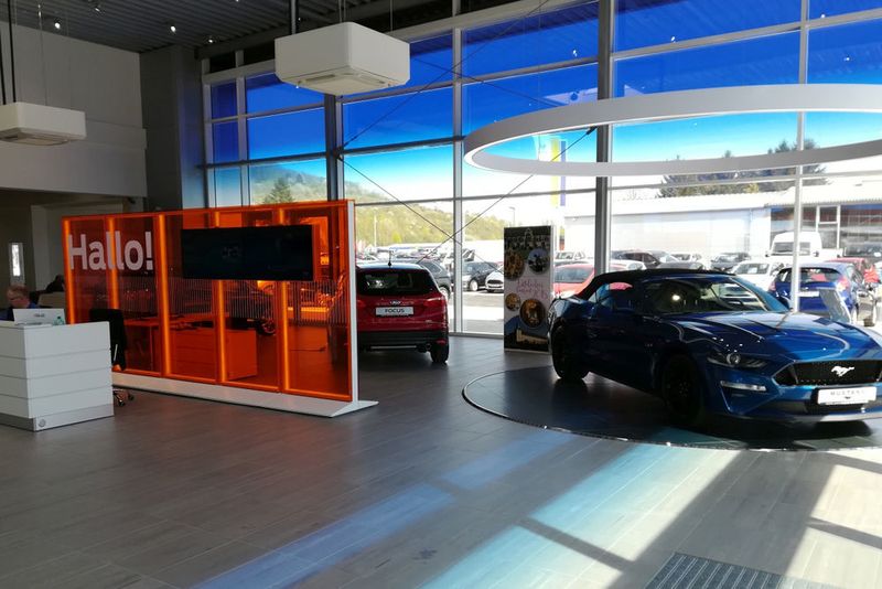 ... natürlich mit Highlight-Fläche für besondere Fahrzeuge wie den Mustang. (Hermann-Gruppe)