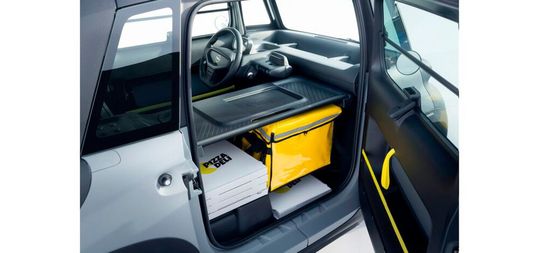 Eine Abdeckung der Ladefläche können Kuriere als Schreibtisch oder zur rutschfesten Ablage von Unterlagen, Laptop sowie Klemmbrett nutzen. (Bild:  Opel)