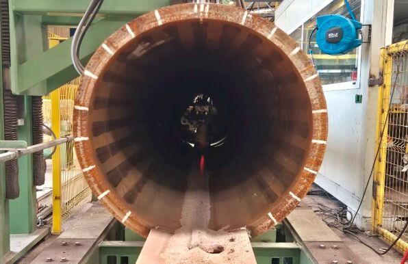 Innenverschweißung von Rohren im LSAW-Werk von Corinth Pipeworks. (Bild: Corinth Pipeworks)
