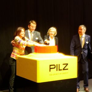 Auf drei drückten Susanne Kunschert, Thomas Pilz und Renate Pilz (v.l.n.r.) auf den symbolischen Not-Aus-Schalter, der in diesem Fall ein Startknopf war.