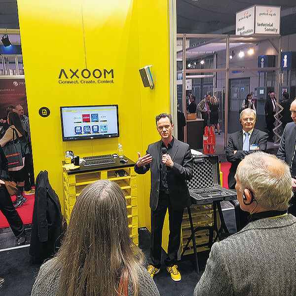 Axoom-Geschäftsführer Florian Weigmann präsentierte die Plattform in Anwesenheit der Partnerunternehmen Rittal und Sick. (Bild: Stocker)