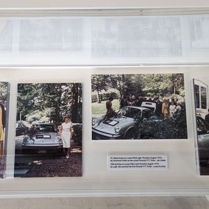 Als begeisterte Malerin sollte Louise Piëch bei ihren Ausflügen in die österreichische Bergwelt die Landschaft in unverfälschten Farben durch die Windschutzscheibe sehen können. Der bis 10.000 Umdrehungen pro Minute reichende Drehzahlmesser ist ein Verweis auf den 911 RSR Turbo 2.1 als den ersten 911 mit Turbolader, der im Juni 1974 in Le Mans sensationell auf den zweiten Gesamtrang gefahren war. Eine Plakette auf dem Handschuhfach trägt die Initialen LP und die Aufschrift: Turbo-Porsche No.1, Stuttgart-Zuffenhausen, 29. Aug. 1974.(Bild:  Dominsky – VCG)