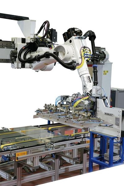 Mit einem entsprechenden Greifer legt der Roboter die Folien auf die Glasplatten. (Archiv: Vogel Business Media)