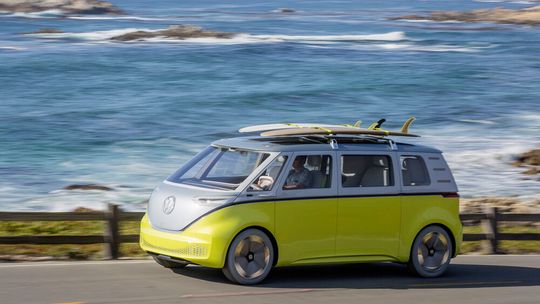 Der ID.Buzz, VWs bislang emotionalstes Elektroauto, soll im Spätsommer 2022 debütieren.(Bild:  VW)