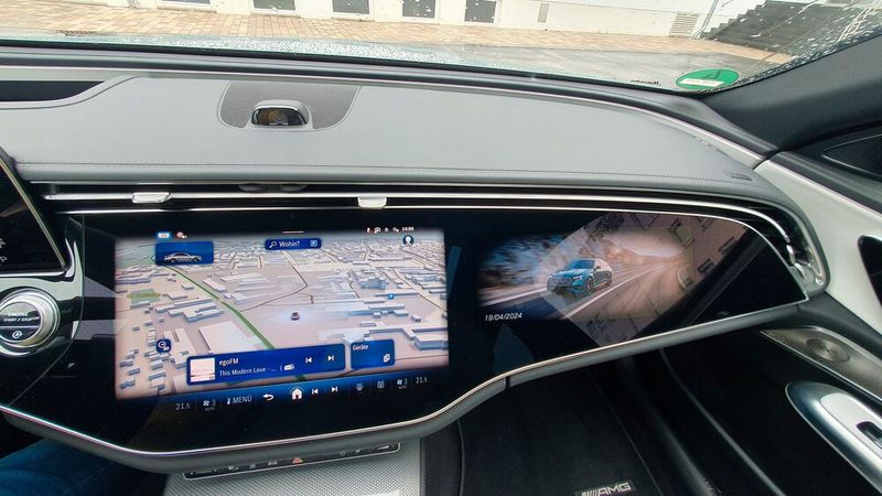 7. Die Bedienung: Die Bedienung über das MBux-System von Mercedes ist in der E-Klasse ein echtes Highlight. Man kommt bei wohl kaum einem anderen Hersteller so schnell ans Ziel wie bei Mercedes-Benz. Obgleich der Testwagen eine riesige Fülle an Assistenzsystemen und Komfortfunktionen an Bord hat, findet man sich als Fahrer sehr schnell zurecht. Die Entwickler haben es geschafft, dass man nicht umständlich in Sub-Menüs suchen muss. Lobend hervorzuheben sind die gestochen scharfe Grafik der Displays und der Sprachassistent. Nicht mal ein „Hey Mercedes“ ist noch nötig, um ihn zu aktivieren. Und Missverständnisse gab es mit ihm auf den Testfahrten so gut wie nie. (Bild: Mauritz – VCG)