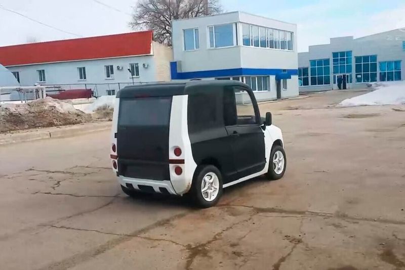 Der Kleinwagen ist mit drei Türen ausgestattet und wird von einem Radnabenmotor angetrieben. (Screenshot http://e-zetta.ru/)