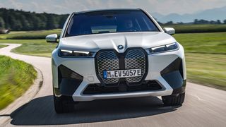 Der BMW iX bringt gut 2,5 Tonnen auf die Waage. (Bild: BMW)