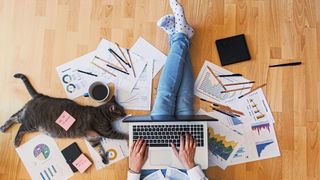 Deutschland stand vor einem Jahr noch vor erheblichen Herausforderungen beim mobilen Arbeiten. Diese sind laut den Forschern nun überwunden, die Debatte verschiebt sich nun zum Thema flexible Arbeitszeiten. (Bild: © agcreativelab-stock.adobe.com)