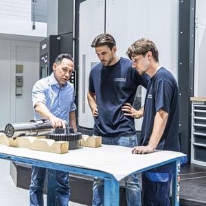 V. l.: Geschäftsführer Klaus Lingenhöle, Produktionsleiter Daniel Bischof und Maschinenbediener Nico Brunnflicker ziehen ein positives Fazit über zwei Bauteile, die auf dem fünfachsigen Fräs-Dreh-Zentrum Heller F 6000 bearbeitet wurden.  (Bild: Heller)