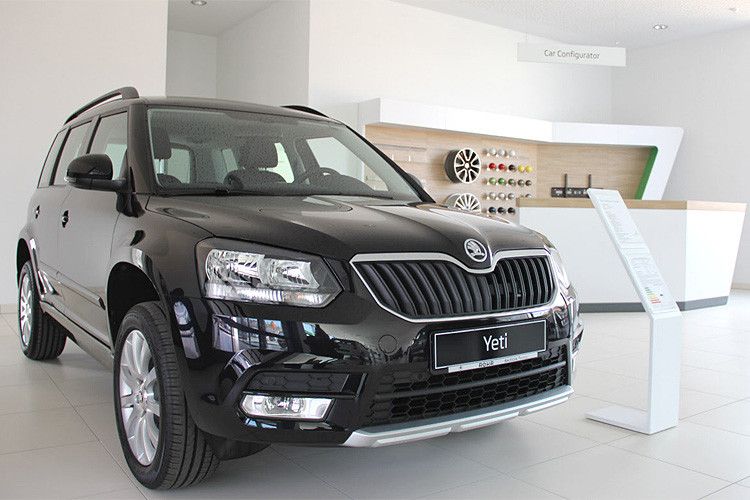 Bis zu 15 Ausstellungsfahrzeuge warten in dem Ausstellungsraum auf die Kunden. (Foto: Autohaus Röhr)