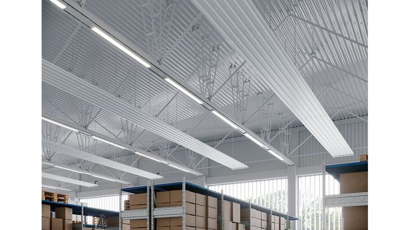 Hohe Räume und Werks- oder Lagerhallen lassen sich energieeffizient mit den "Deckenstrahlplatten DEG" kühlen und heizen. Breite und Länge der Deckenstrahlplatten können individuell passend zur Kühl- und Heizlast sowie den zu temperierenden Zonen konfiguriert werden.(Bild:  Arbonia)