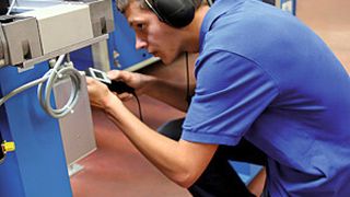 Mit dem Ultraschallprüfgerät ist Energiescout Dominik Burkert den Druckluftleckagen auf der Spur. (Bild: Itasse)