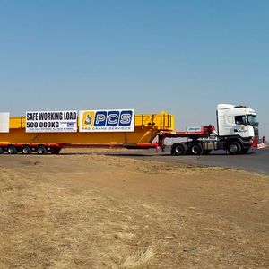 Einer der beiden Hauptträger der Kranbrücke auf dem 120 km langen Transport zum Bestimmungsort.