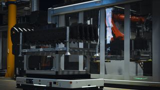 Die KMP 3000P kann bis zu drei Tonnen Last bewegen, im Tandem mit einer zweiten Plattform sogar doppelt so viel. (Bild: Kuka)