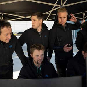 So sehen Sieger aus: Das „TUM Autonomous Motorsport Team“ bei der Feinabstimmung ihres KI-Flitzers. (Jacob Kepler)