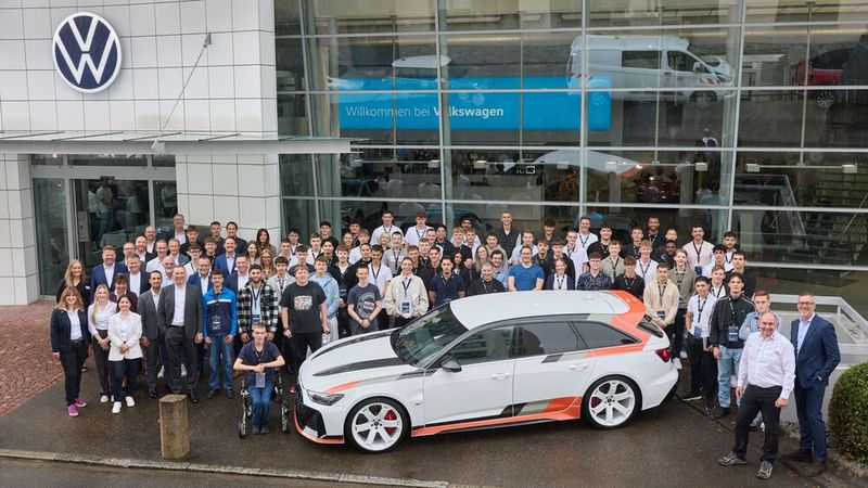 Die Hahn Gruppe freut sich über 87 neue Auszubildende, die Antonio Caruso, Leiter der Ausbildungsstätte und Steffen Hahn, Geschäftsführender Gesellschafter der Hahn Gruppe, in Fellbach begrüßten. Steffen Hahn: „Mit dem offiziellen Lehrlingsempfang bereiten wir unseren neuen Azubis traditionell einen sehr wertschätzenden Start und geben ihnen alle Informationen an die Hand, die sie für einen erfolgreichen Ausbildungsbeginn brauchen. Nicht zu unterschätzen ist dabei auch der Kontakt zu den Eltern: Unsere Erfahrung zeigt, dass der Ausbildungserfolg deutlich zunimmt, wenn Eltern engagiert hinter den Azubis stehen.“ (Bild: kfz)