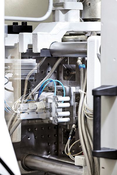 Zykluszeit verkürzt: Die offene Station des 4+4+4-fach-Werkzeugs dient zur Teileentnahme bei weiterlaufendem Spritzzyklus. (Bild: Arburg)