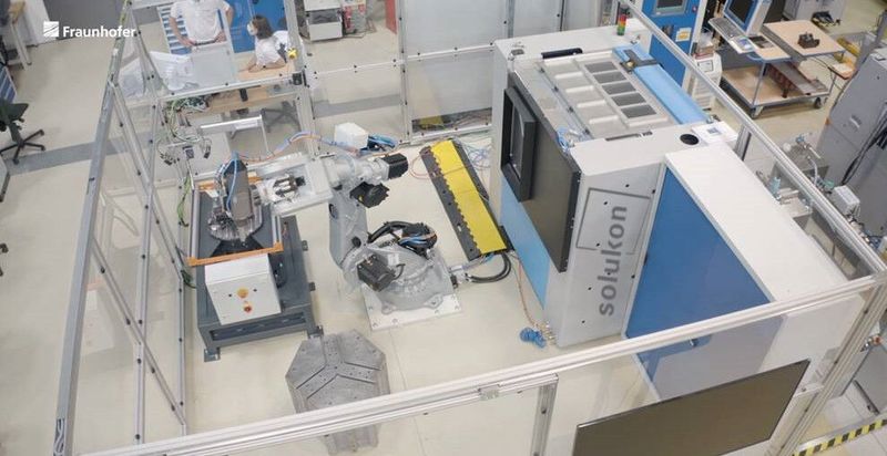 Vorbereitet auf den Einsatz in einer vernetzten Fabrik: Das Solukon-System in einer modularen Roboterzelle beim Fraunhofer IWU. (Studio36 Berlin)
