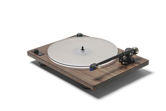 The new tonearm elevates sound quality thanks to ability to dissipate vibrations while reducing resonance. The new tonearm elevates sound quality thanks to ability to dissipate vibrations while reducing resonance.