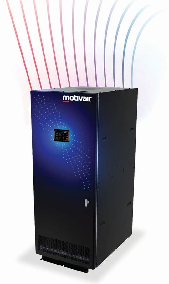 Die CDU „MCDU-70“ mit zentralisierter Steuerung und Kühlung für bis zu 2,5 Megawatt (MW) Leistung bei voller Durchflussleistung und Anlagendruck auch im Gigawatt-Maßstab ist das jüngste und bisher leistungsstärkste Produkt der „Motivair“-Produktreihe. Damit können sechs Geräte eine 4+2-Redundanz bereitstellen. Die Kapazität der Einheit ist für die absehbare GPU-Roadmap von Nvidia ausgelegt.(Bild:  Schneider Electric)