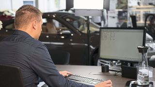 Verkaufsberater und Betriebe sollen über ein Händlerportal der BDK künftig schneller einen Überblick über neue Finanzierungs- und Leasingverträge von Kunden erhalten (Symbolfoto). (Bild: ProMotor/Timo Volz)