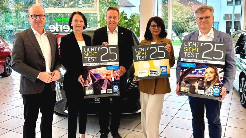 In der Region Stuttgart gaben bereits das Regierungspräsidium Stuttgart, die Landesverkehrswacht Baden-Württemberg und die Kfz-Innung Region Stuttgart den offiziellen Startschuss für den diesjährigen Licht-Sicht-Test in der Autohaus Äckerle GmbH in Korb: (v. l.) Innungsgeschäftsführer Christian Reher, Regierungspräsidentin Susanne Bay, Obermeister Torsten Treiber, Geschäftsführerin der Landesverkehrswacht Baden-Württemberg Viktoria Jerke sowie Kreisvorsitzender Rems-Murr Reiner Äckerle. (Bild: Kfz-Innung Region Stuttgart)
