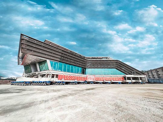 Weltrekord – kein Berg, aber immerhin ein Riesenhotel! Mithilfe elektronisch gekuppelter Transportmodule von TII Scheuerle konnte in China dieses Tausende von Tonnen wiegende Hotel um einen halben Kilometer präzise versetzt werden. Weltrekord – kein Berg, aber immerhin ein Riesenhotel! Mithilfe elektronisch gekuppelter Transportmodule von TII Scheuerle konnte in China dieses Tausende von Tonnen wiegende Hotel um einen halben Kilometer präzise versetzt werden.