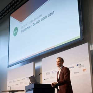 „Pandemie – da war doch was?“ Prof. Dr. Hendrik Streeck, ...(Bild:  Jan Pauls / Deutscher Pflegetag)