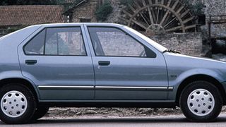 Mit dem R19 gelang Renault ein großer Wurf. Das Modell war als Stufenheck, Schräghecklimousine oder Cabriolet eine Erfolgsnummer – sogar gegenüber dem VW Golf. (Foto: Renault)