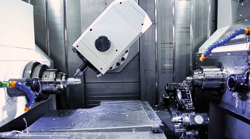 Vue du Namakura MX-100, avec sa broche, sa contre-broche et son axe B de 11 kW. Ce centre de tournage/fraisage permet la fabrication de pièces complexes.  (Source : Matthias Böhm)